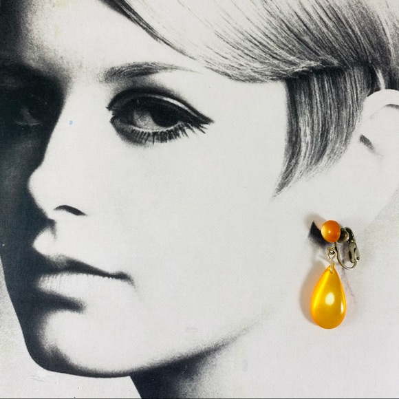 Vintage lucite MoonGlow tear drop clip earrings 60s - Picture 1 of 6